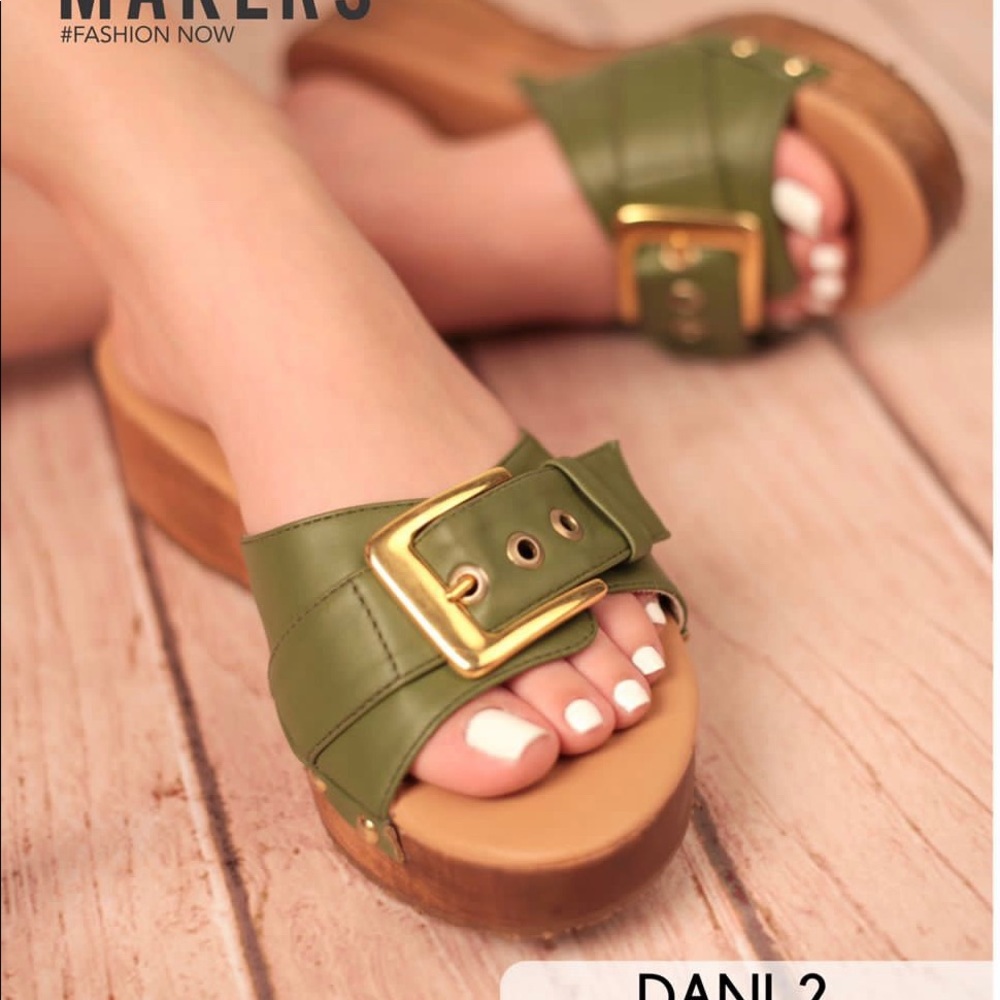 Aprox 2” heel, Wooden Sole, Adjustable buckle strap